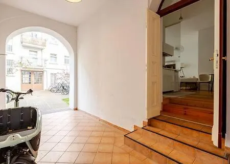 In Einem Ruhigen Garten, In Der Mitte Apartment